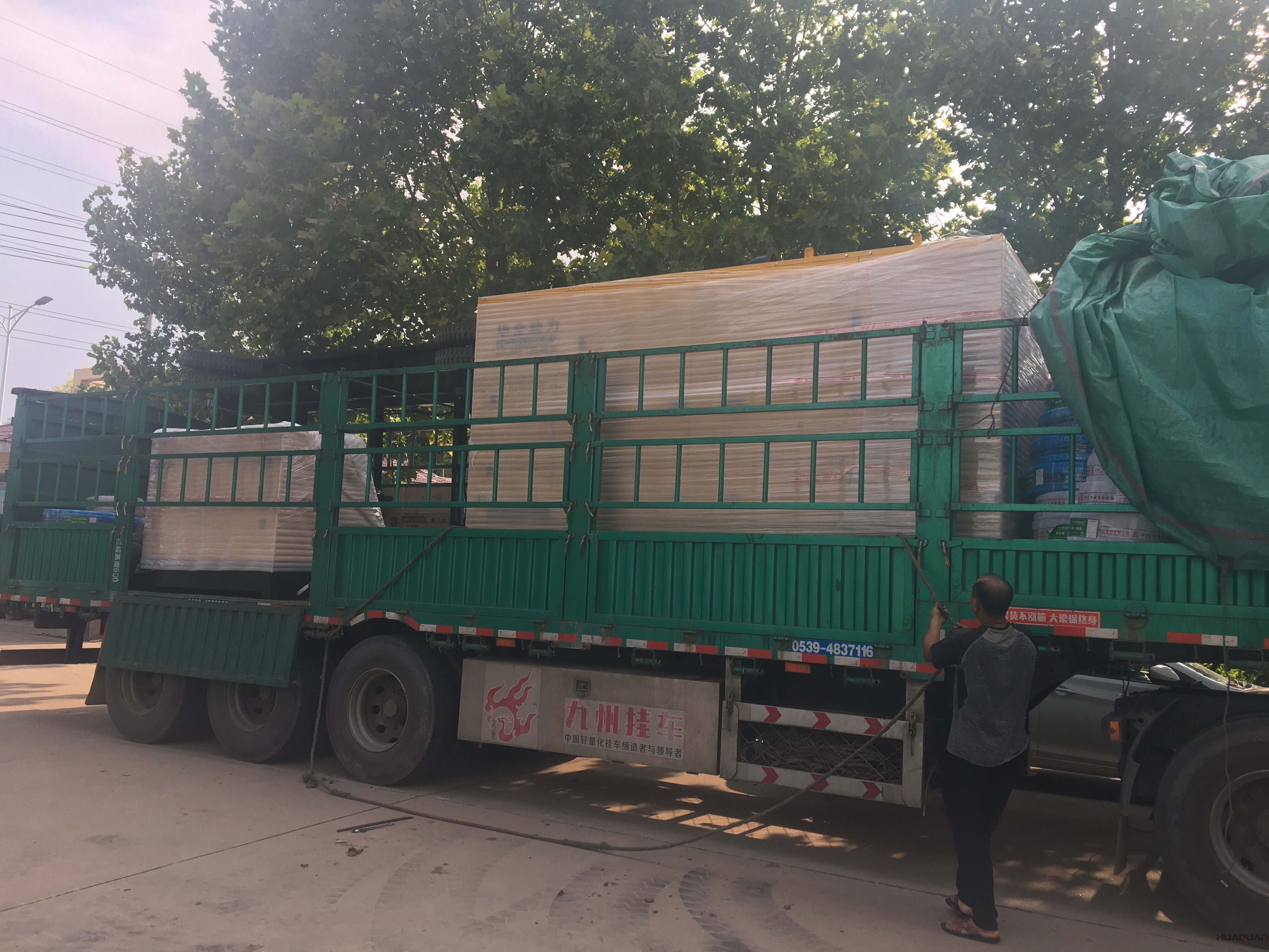 8月28日，一臺400kw四保護康明斯柴油發電機組從華全動力順利發往青島市