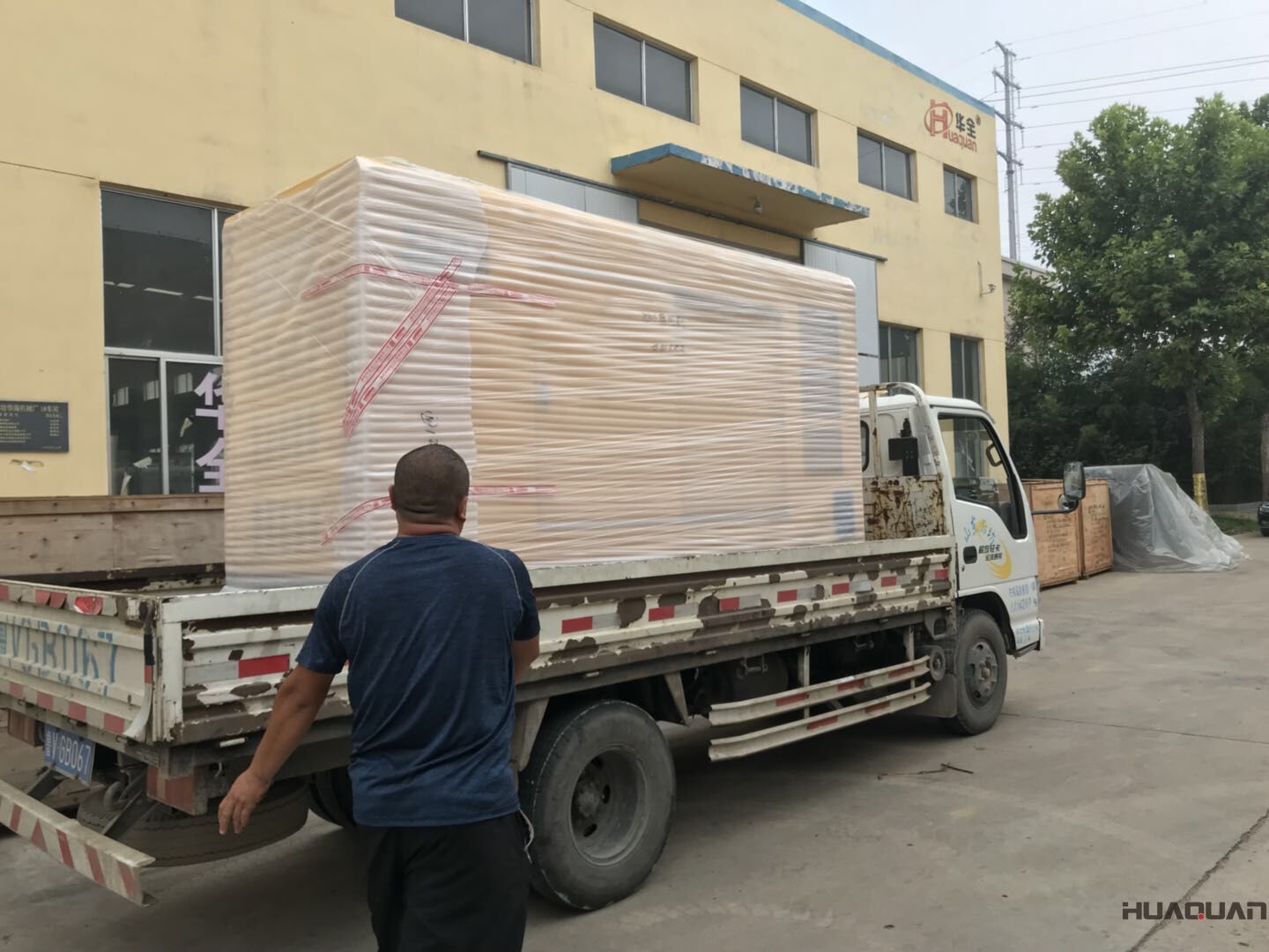 8月1日，羅先生訂制的一臺(tái)100kw移動(dòng)靜音拖車柴油發(fā)電機(jī)組由華全動(dòng)力順利發(fā)往山東省