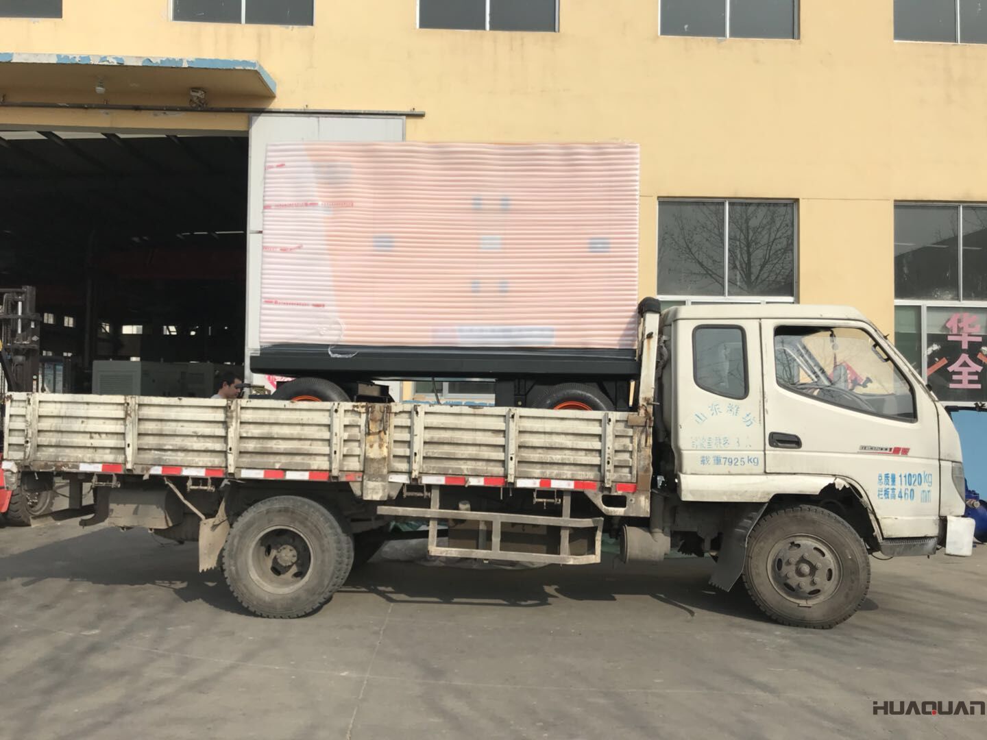 8月7日，一臺(tái)200kw防雨棚柴油發(fā)電機(jī)組從華全動(dòng)力成功發(fā)往山東省