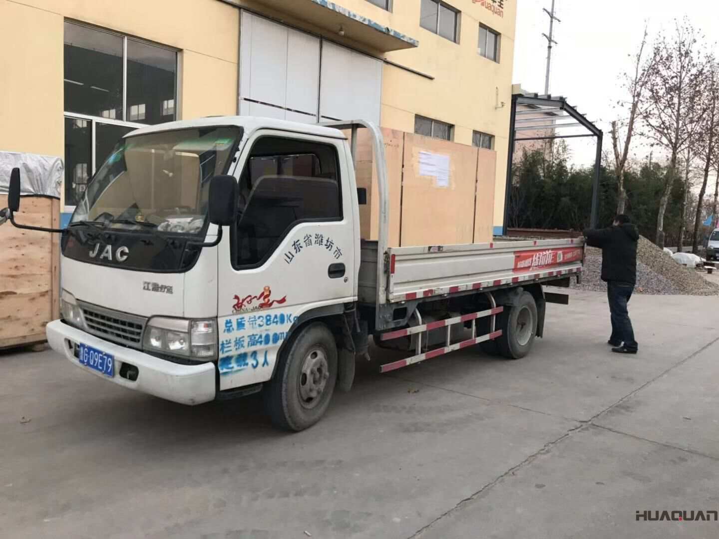 11月22日，一臺(tái)50kw標(biāo)配柴油發(fā)電機(jī)組從華全動(dòng)力成功發(fā)往山東省