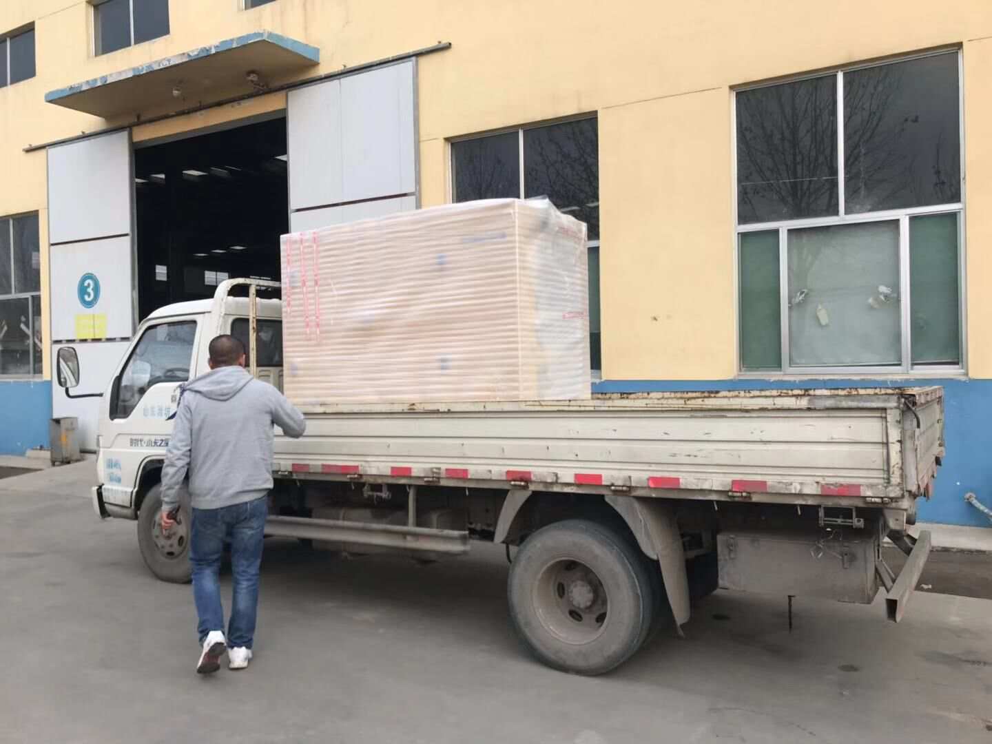 山東省郭先生從華全動力采購的一臺24kw靜音型柴油發(fā)電機(jī)組已于12月1日成功發(fā)往目的地