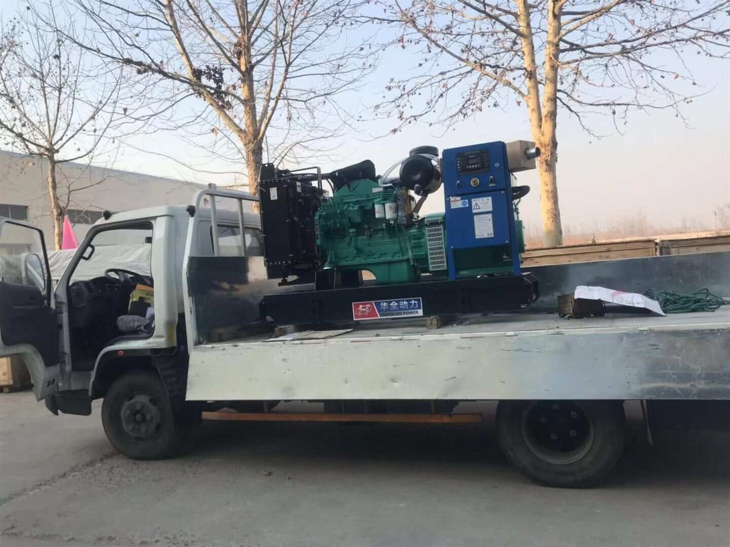 天氣雖然涼了，但是華全動力發(fā)電機(jī)組的銷量卻依舊火熱，這不一臺50kw標(biāo)配柴油發(fā)電機(jī)組于12月3日順利發(fā)往江蘇省