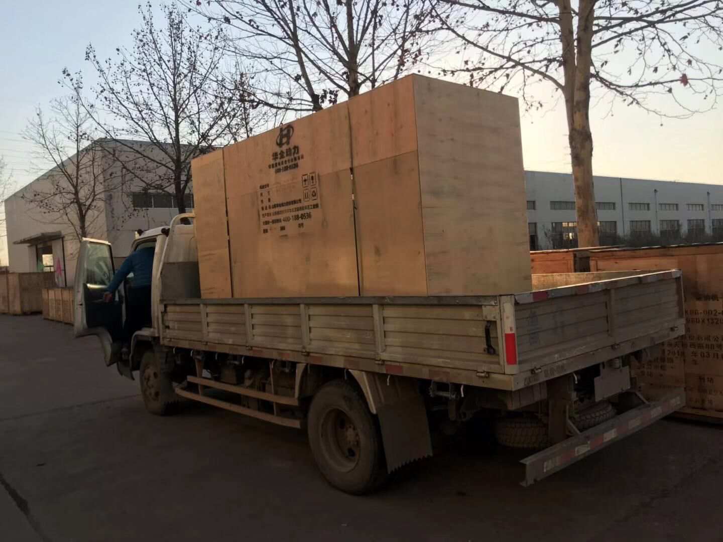 路先生從華全動力采購的一臺300kw立柜四保護(hù)柴油發(fā)電機(jī)組已于12月4日成功發(fā)往山東省