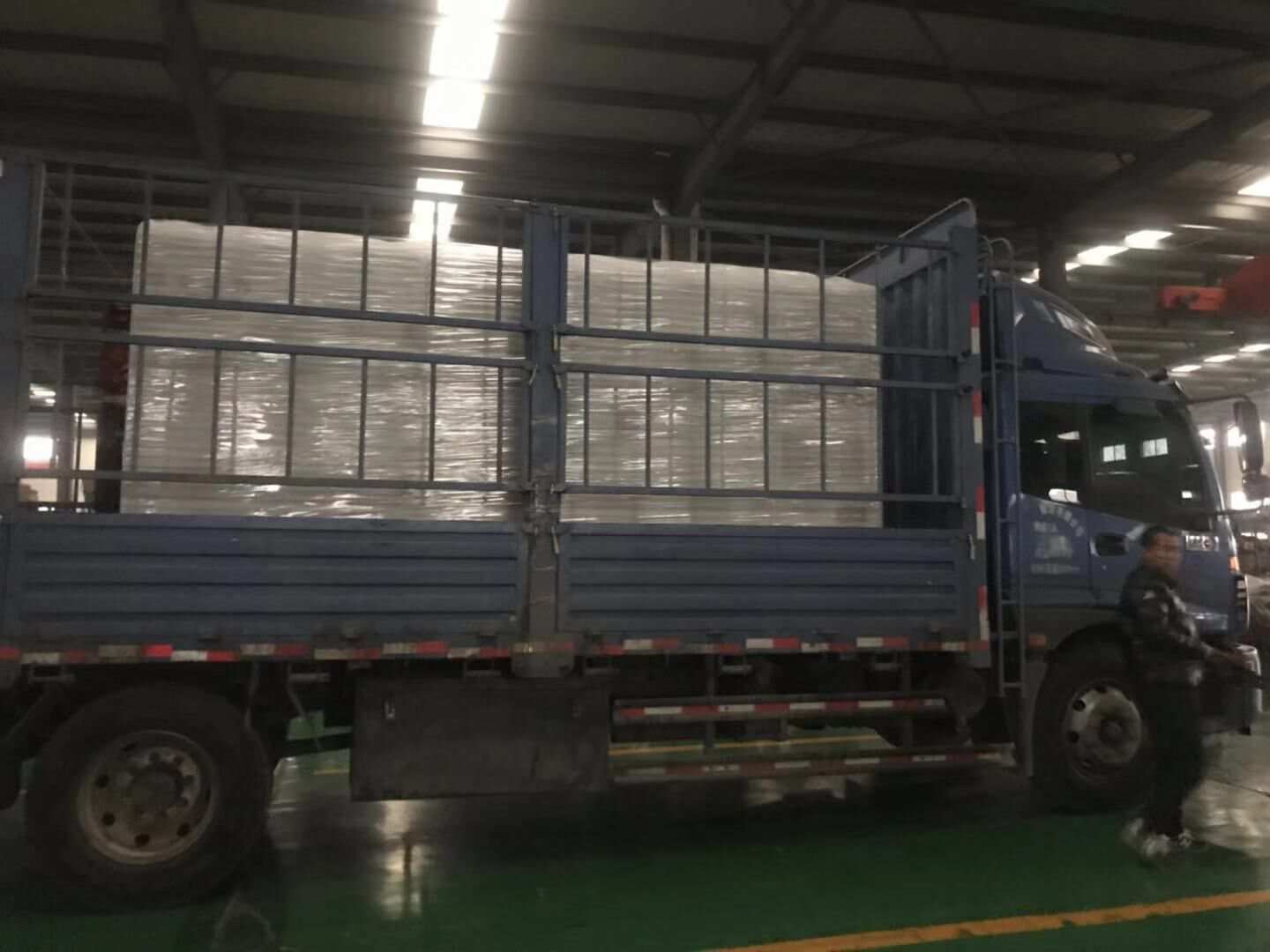 華全動力一臺300kw靜音箱柴油發電機組于1月4日順利發往海南省