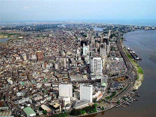 在尼日利亞，一臺發電機組，“電”亮一座城