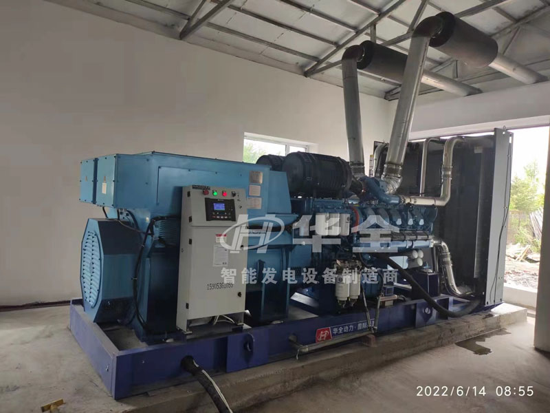 礦山用華全2400千瓦高壓并機(jī)發(fā)電機(jī)組安裝調(diào)試現(xiàn)場